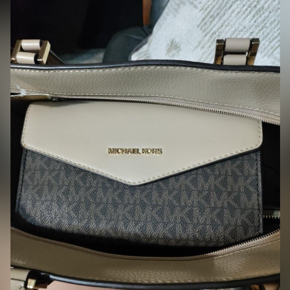 Michael Kors purse with matching wallet - Picture 2 of 13